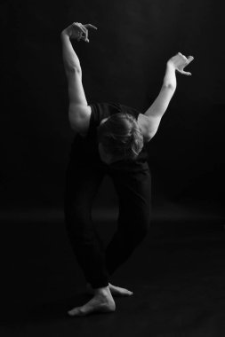 Stüdyo siyah beyaz güzel kız portresi