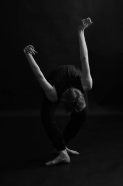 Stüdyo siyah beyaz güzel kız portresi