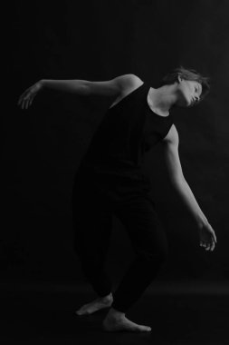 Stüdyo siyah beyaz güzel kız portresi