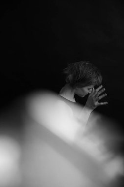 Dansçı kız dans eder ve vücut yoluyla kendini ifade eder.