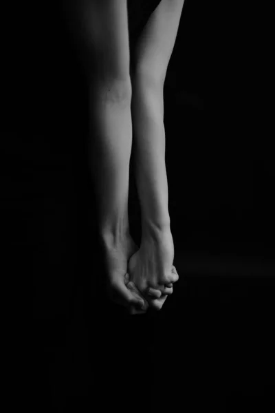 踊り手の洗練されたエレガントな手 暗い背景に身体の部分と踊ります パフォーマーの手の黒と白の肖像画 — ストック写真