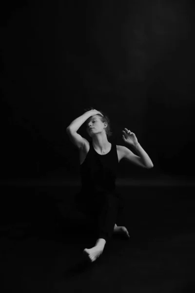 Танцовщица Танцует Выражает Себя Через Тело — стоковое фото