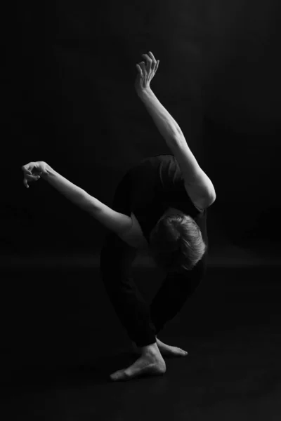 Mãos Refinadas Elegantes Dançarino Dançando Com Partes Corpo Retrato Preto — Fotografia de Stock