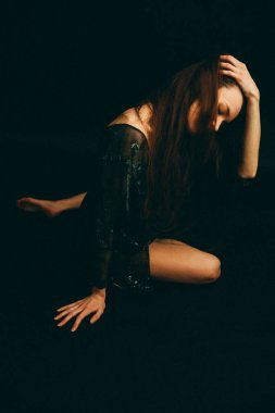 Güzel bir kızın moda ve sanat portresi.