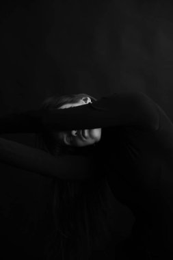 Sanat fotoğrafçılığı, dansçı duyguları hareket yoluyla ifade eder, siyah arka grup üzerinde vücut soyutlaması.