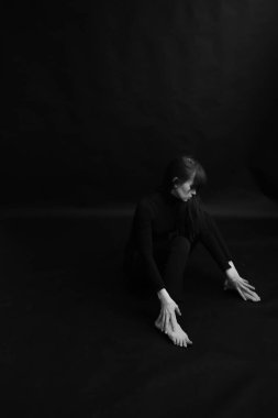 Sanat fotoğrafçılığı, dansçı duyguları hareket yoluyla ifade eder, siyah arka grup üzerinde vücut soyutlaması.