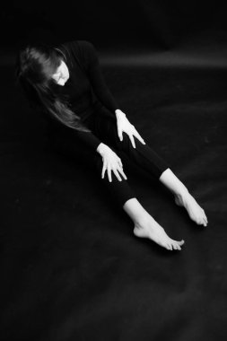 Sanat fotoğrafçılığı, dansçı duyguları hareket yoluyla ifade eder, siyah arka grup üzerinde vücut soyutlaması.