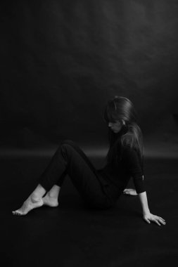 Sanat fotoğrafçılığı, dansçı duyguları hareket yoluyla ifade eder, siyah arka grup üzerinde vücut soyutlaması.