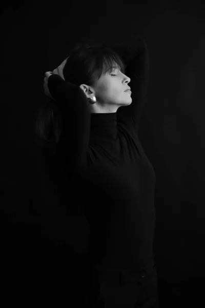 Mooi Brunette Luistert Naar Haar Lichaam Beweegt Stilte Zwarte Achtergrond — Stockfoto