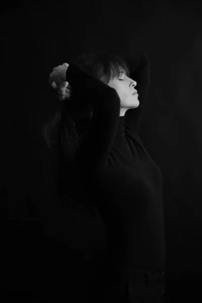 Mooi Brunette Luistert Naar Haar Lichaam Beweegt Stilte Zwarte Achtergrond — Stockfoto