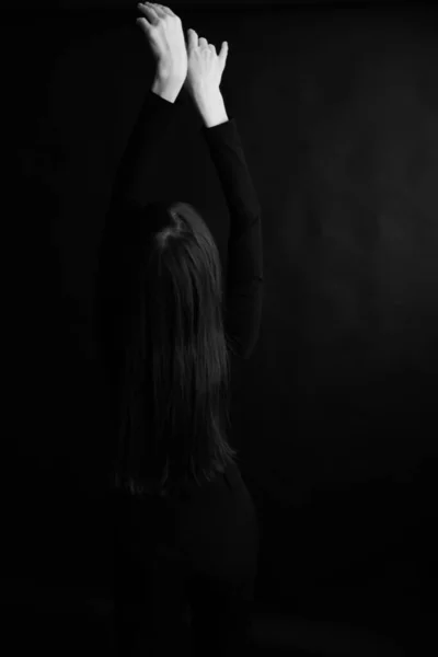 Gyönyörű Barna Hallgatja Testét Mozog Csendben Fekete Háttér Elmosódott Kép — Stock Fotó