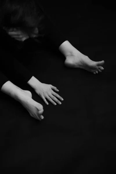 Vücut Parçalarının Siyah Beyaz Fotoğrafı Kollar Bacaklar Birbirine Dolanır — Stok fotoğraf