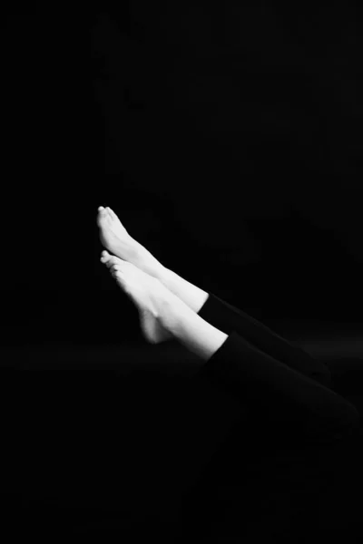 Černobílá Fotografie Částí Těla Proplétání Paží Nohou — Stock fotografie