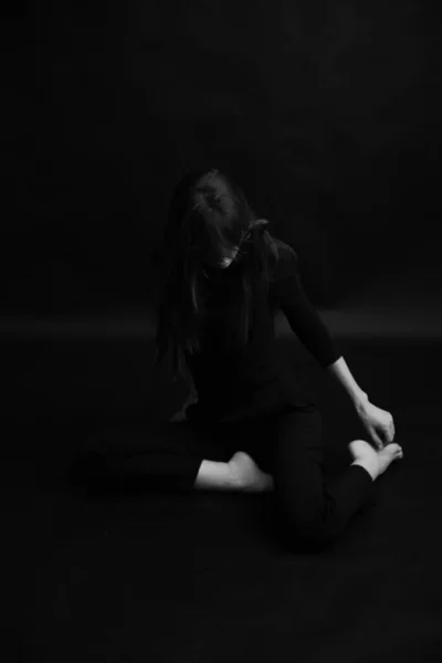 Художественная Фотография Танцовщица Выражает Эмоции Посредством Движения Абстракция Тела Черной — стоковое фото