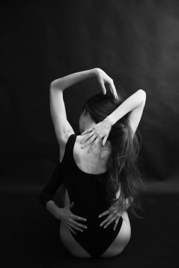 İki kadın dansçı yerde oturacak.