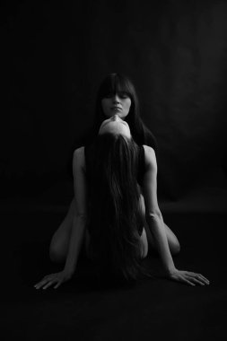 Kapalı Gözlü İki Kadın