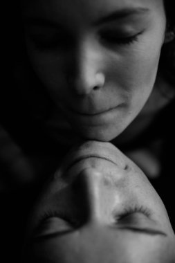 İki çift kadın dudağı, kızların ağızları, çenelerin teması.