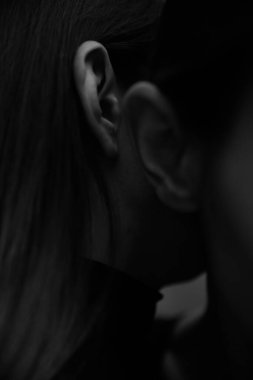 İki çift kulak, siyah beyaz moda çerçevesi.