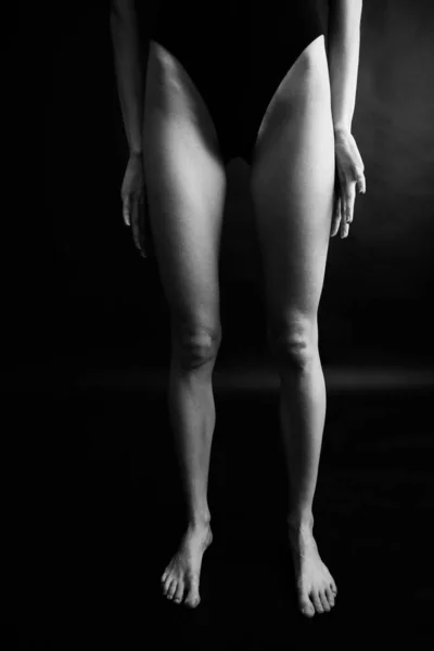 ボディパーツの黒と白の写真 腕と足の絡み合い — ストック写真