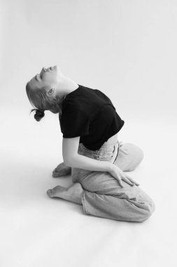 Kız esneme ve egzersiz yapıyor.