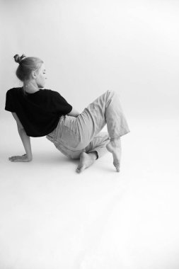 Kız esneme ve egzersiz yapıyor.