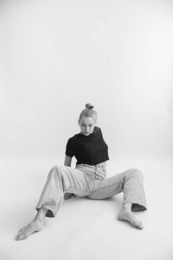 Kız esneme ve egzersiz yapıyor.