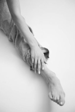 Vücut parçalarının siyah beyaz fotoğrafı, güzel kızın detayları.