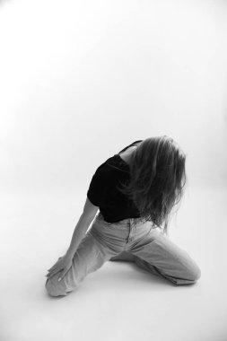 Kız esneme ve egzersiz yapıyor.