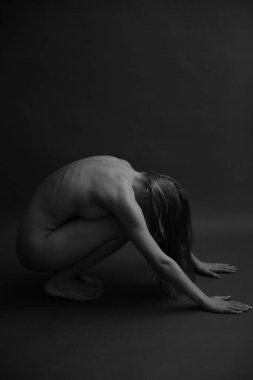 Vücut parçalarının siyah beyaz fotoğrafı. Çıplak bir kadının geometri ve yoga pozları. 