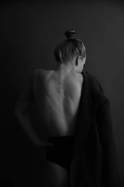 性感性感的肖像灰色背景下的身体细节艺术 — 图库照片