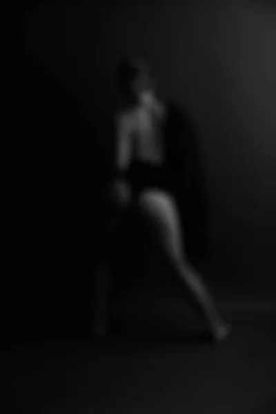 Silhouette Sfocata Una Ragazza Biancheria Intima Soft Focus Sfondo Grigio — Foto Stock