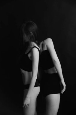 İki kız dans eder ve birbirlerinin vücutlarına dokunurlar. Filmdeki fotoğraflar, yumuşak odak ve güçlü tahıl ve gürültü.