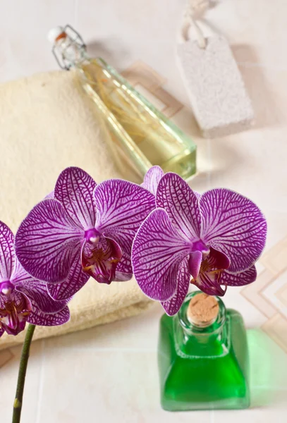 Orchidee in de badkamer — Stockfoto