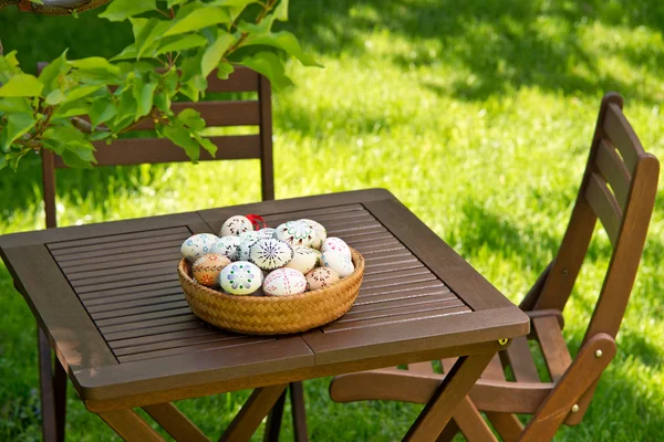 Ovos de Páscoa na mesa — Fotografia de Stock