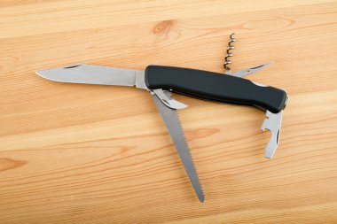 bıçağı masanın üstüne