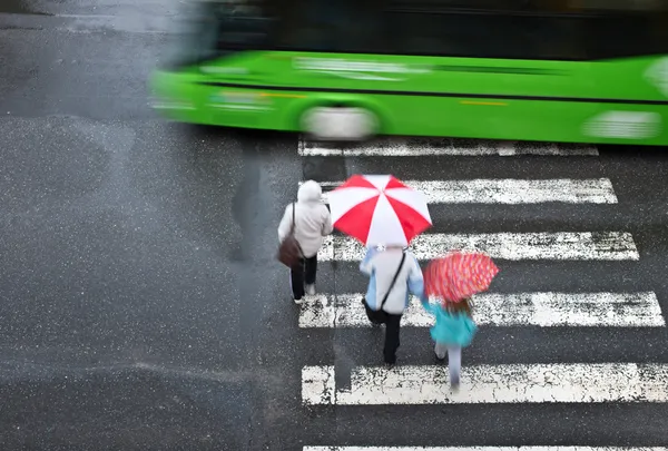 Traversata pedonale con auto — Foto Stock