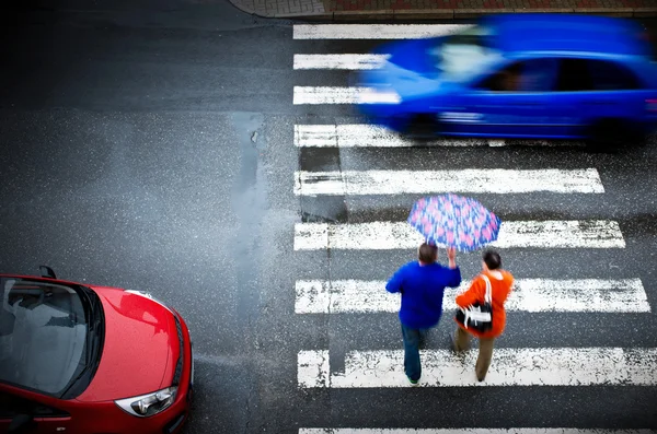 Travessia de pedestres com carro — Fotografia de Stock