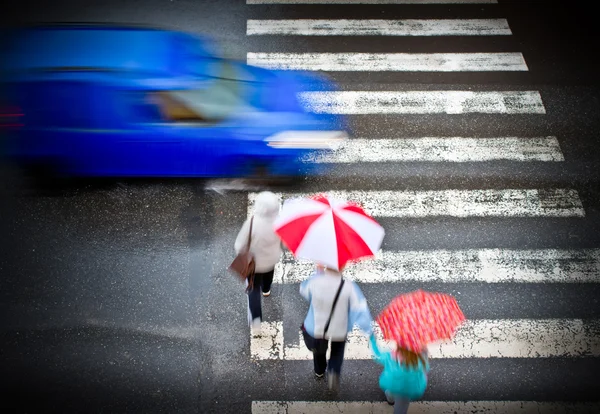 汽车与行人过路处 — 图库照片