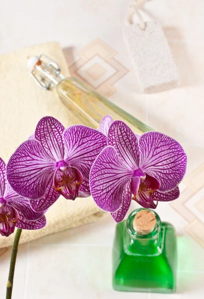 Orchidee im Badezimmer — Stockfoto