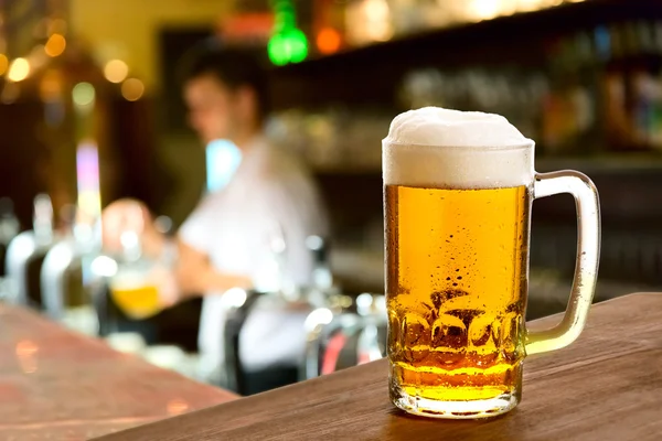 Bicchiere di birra in un ristorante — Foto Stock