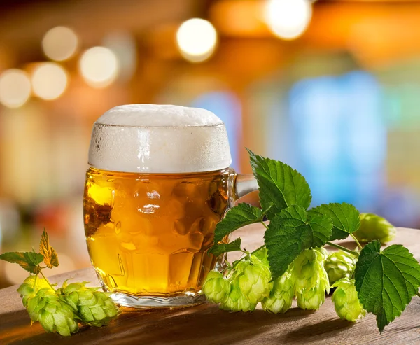 Hops and beer glass — Stock Photo, Image