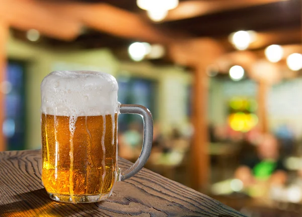 Vaso de cerveza en el pub — Foto de Stock