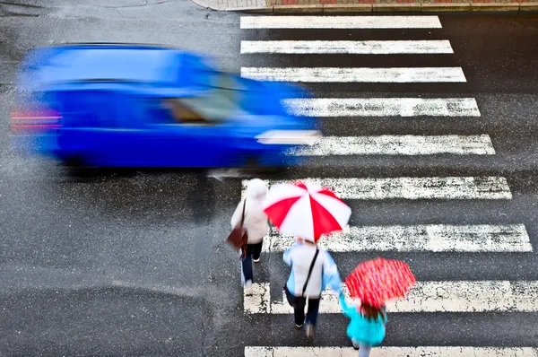 Travessia de pedestres com carro — Fotografia de Stock