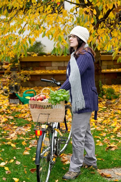 Kvinna med cykel — Stockfoto