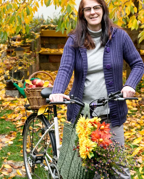 Kvinna med cykel — Stockfoto