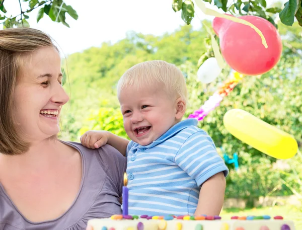 Genç aile kutlanan doğum günü — Stok fotoğraf