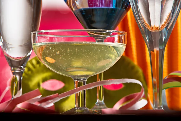 Karnevalové dekorace s sklenice na víno — Stock fotografie