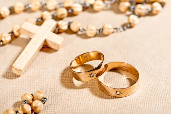 結婚指輪とクロス — ストック写真