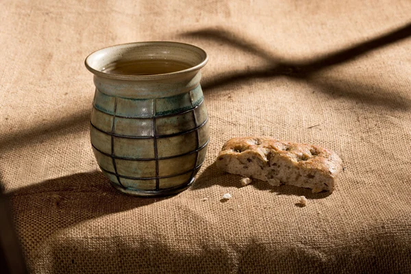 Чаша и хлеб — стоковое фото