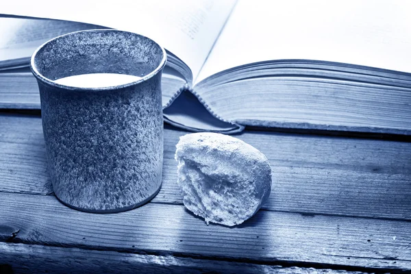 Bibeln med kalk — Stockfoto